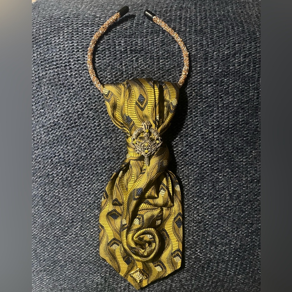 Gold Patterned Necktie with Decorative Pin